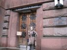 Fotografie:090226148-m.jpg, Pankrác - v 50. letech zde odsouzená H. Truncová poprvé vstupuje hlavním vchodem