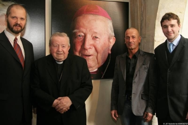 rektor-UK-V-Hampl-biskup-K-Otcenasek-fotograf-S-Frey-kurator-M-Kuchta-650px.jpg rektor-UK-V-Hampl-biskup-K-Otcenasek-fotograf-S-Frey-kurator-M-Kuchta-650px.jpg